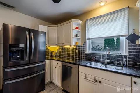 Kitchen - 10 Devonshire Rd, Parlin, NJ 08859 photo 3 of 4