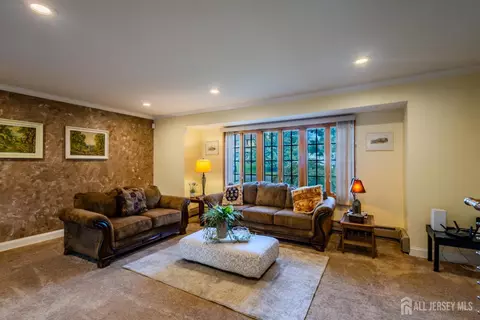 Living - 10 Devonshire Rd, Parlin, NJ 08859 photo 2 of 4