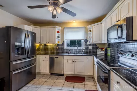 Kitchen - 10 Devonshire Rd, Parlin, NJ 08859 photo 1 of 4