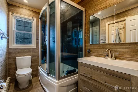 Bath - 10 Devonshire Rd, Parlin, NJ 08859 photo 2 of 3