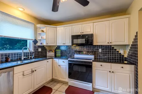 Kitchen - 10 Devonshire Rd, Parlin, NJ 08859 photo 2 of 4