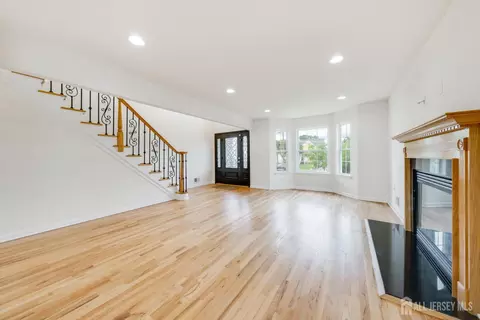 Living - 519 Fairview Ave, Middlesex, NJ 08846 photo 1 of 5