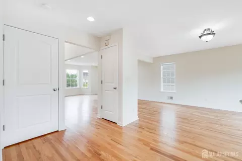 Entry Way - 519 Fairview Ave, Middlesex, NJ 08846 photo 2 of 8