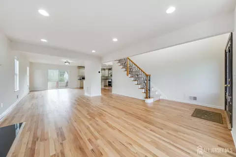 Living - 519 Fairview Ave, Middlesex, NJ 08846 photo 4 of 5