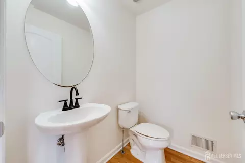 Entry Way - 519 Fairview Ave, Middlesex, NJ 08846 photo 4 of 8