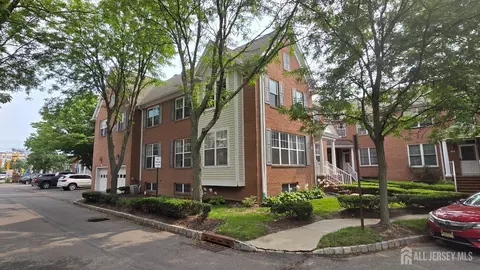 31 Franklin School Way, Metuchen, NJ 08840