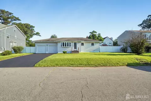 125 Cedar St, Colonia, NJ 07067
