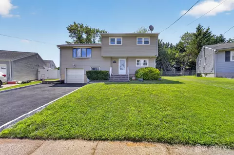 17 Wedgewood Dr, Carteret, NJ 07008