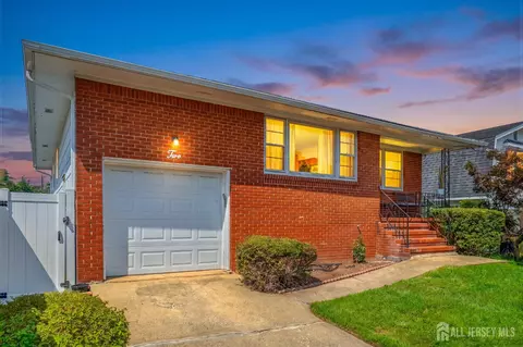 2 Carlton St, Carteret, NJ 07008