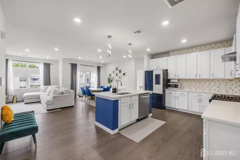 242 Lorhan Dr, Piscataway, NJ 08854