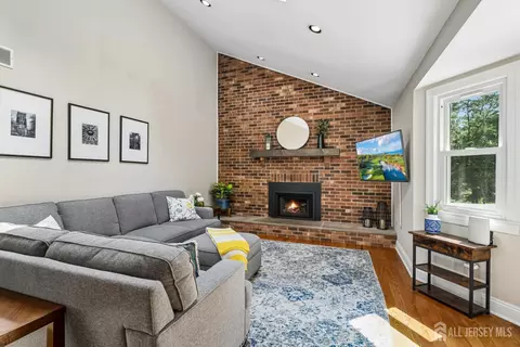 Living - 2 Link Pl, Edison, NJ 08820 photo 2 of 4