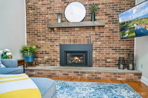 Living - 2 Link Pl, Edison, NJ 08820 photo 3 of 4