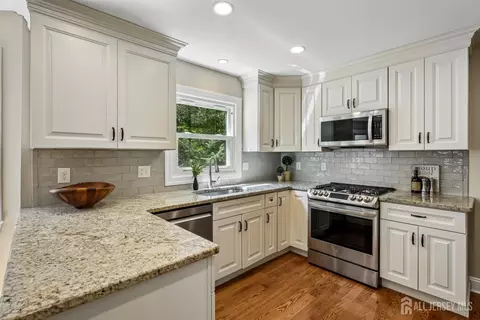 Kitchen - 2 Link Pl, Edison, NJ 08820 photo 2 of 3