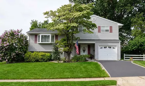 2 Peachwood Ct, Milltown, NJ 08850