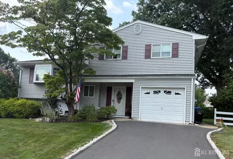 2 Peachwood Ct, Milltown, NJ 08850