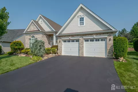 19 Troon Ct, Monroe, NJ 08831