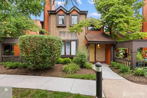 142 Riverbend Dr, North Brunswick, NJ 08902
