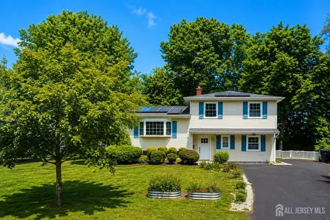 8 Alpine Ct, East Brunswick, NJ 08816