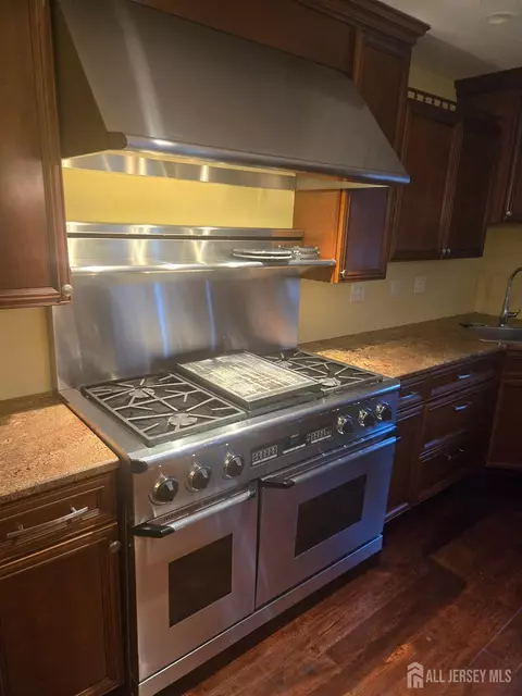 14 Larch St, Carteret, NJ 07008