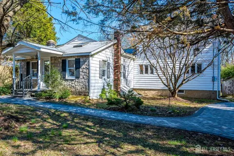 16 Skytop Rd, Long Valley, NJ 07853