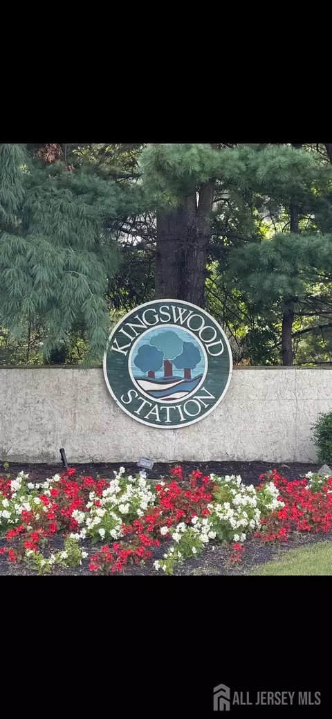 2704 Commons At Kingswood Dr, East Brunswick, NJ 08816