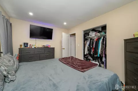 Bedroom - 72 Lawrence Dr, Hackettstown, NJ 07840 photo 2 of 10