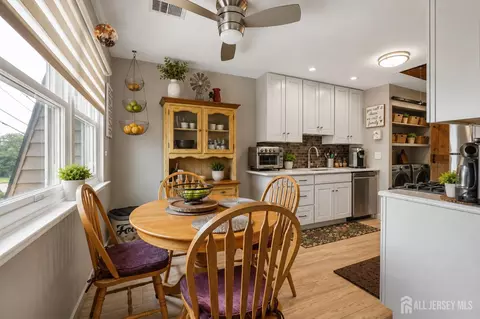 307 Sharon Garden Ct, Woodbridge, NJ 07095