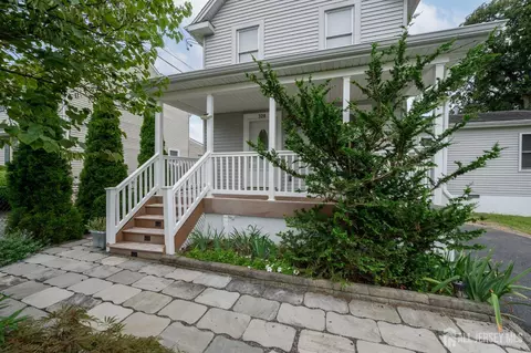 Exterior - 328 Runyon Ave, Middlesex, NJ 08846 photo 2 of 11