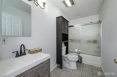 Bath - 328 Runyon Ave, Middlesex, NJ 08846 photo 1 of 2