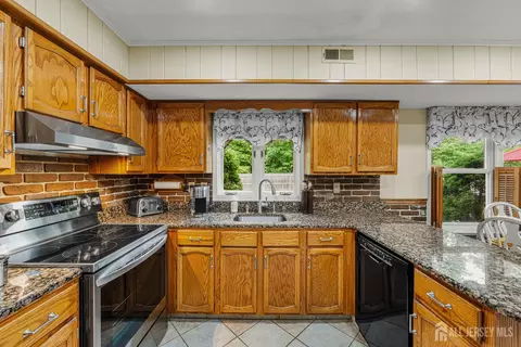 Kitchen - 174 Cottrell Rd, Matawan, NJ 07747 photo 6 of 6