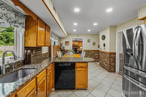 Kitchen - 174 Cottrell Rd, Matawan, NJ 07747 photo 5 of 6