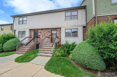 614 Maple Hill Dr, Woodbridge, NJ 07095