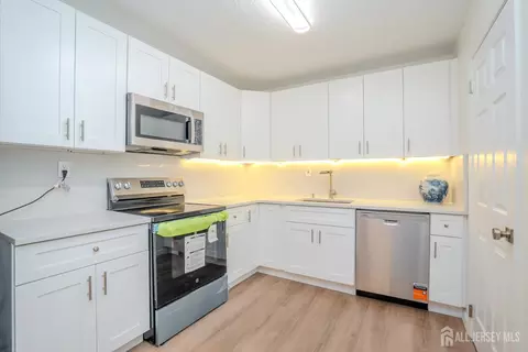 Kitchen - 4 Hunterdon Ave, Monroe, NJ 08831 photo 3 of 4