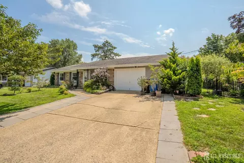4 Hunterdon Ave, Monroe, NJ 08831
