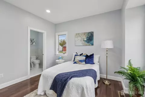 Bedroom - 239 Suttons Ln, Edison, NJ 08817 photo 1 of 10