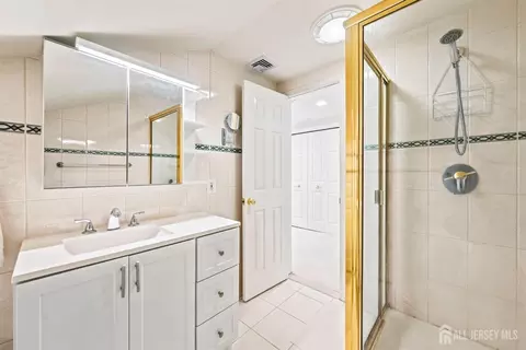 Bath - 9 Meyer Rd, Edison, NJ 08817 photo 1 of 3