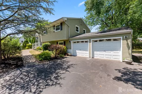 5 Yale Ct, East Brunswick, NJ 08816