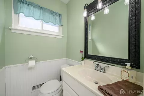 Bath - 25 Brookside Rd, Edison, NJ 08817 photo 2 of 4
