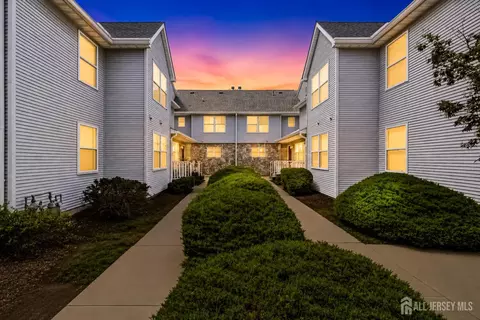 30 Kensington Dr, Piscataway, NJ 08854