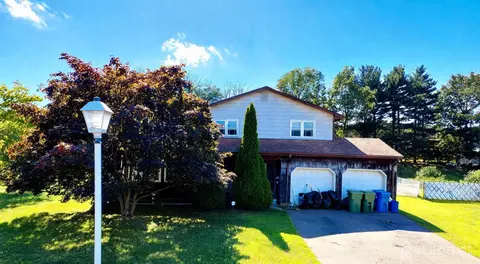 21 Oakwood Dr, Parlin, NJ 08859
