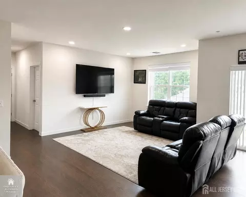 732 Lorhan Dr, Piscataway, NJ 08854