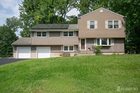 25 Huntington Rd, Edison, NJ 08820