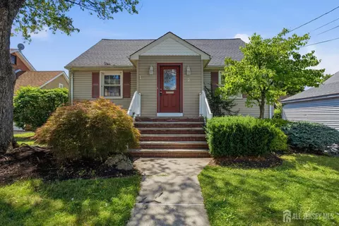 2 Oakwood Pl, North Brunswick, NJ 08902