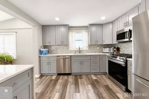Kitchen - 193 Old Rd, Sewaren, NJ 07077 photo 3 of 4