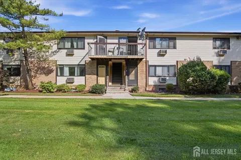 903 Cricket Ln, Woodbridge, NJ 07095
