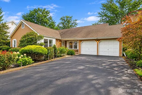 20 Franklin Dr, Plainsboro, NJ 08536