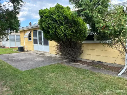 Exterior - 3 Miles Pond Rd, Berkeley, NJ 08757 photo 2 of 5
