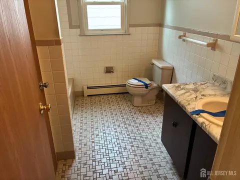 Bath - 3 Miles Pond Rd, Berkeley, NJ 08757 photo 1 of 3