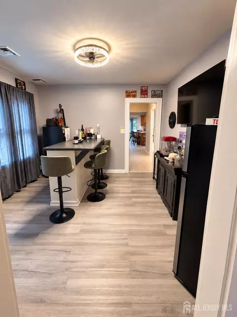 Entry Way - 133 Stout Ave, Middlesex, NJ 08846 photo 2 of 7