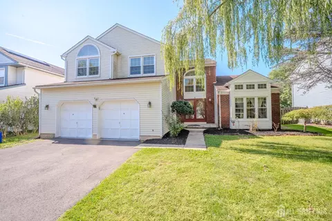 4 Chipwood Ln, North Brunswick, NJ 08902